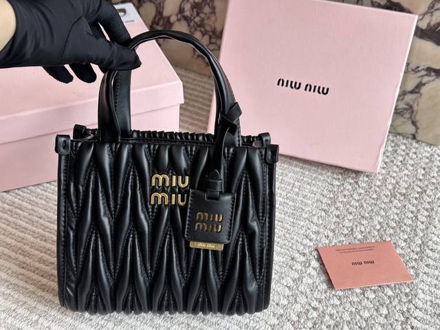 配盒 新款小购物袋 小号山羊纹包 当之无愧的Top热门选手经典大气的保龄球包造型设计给整体增添一丝帅气 与少女的形象形成反差 线条简洁利落低调的形象俘获人心 通