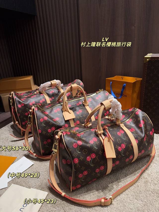 大号 尺寸55.28 中号 尺寸49.27 小号 尺寸45.23 Lv 村上隆联名樱桃旅行袋 村上隆把红色樱桃和Lv的老花图案融合一起，便有了后来席卷全球、广受