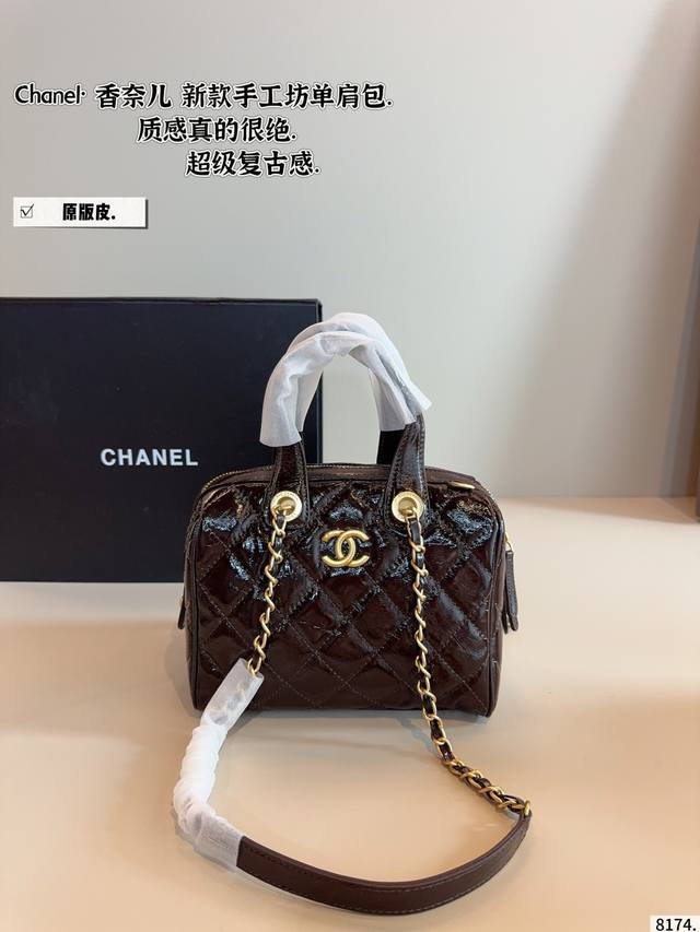 纯皮. 香奈儿Chanel 康鹏中古波士顿 令人一眼钟情双C Logo太吸睛了 经典又特别 康鹏皮质很耐用哦 不论单肩斜挎是真香～又酷又随意 是漫不经心的酷女孩