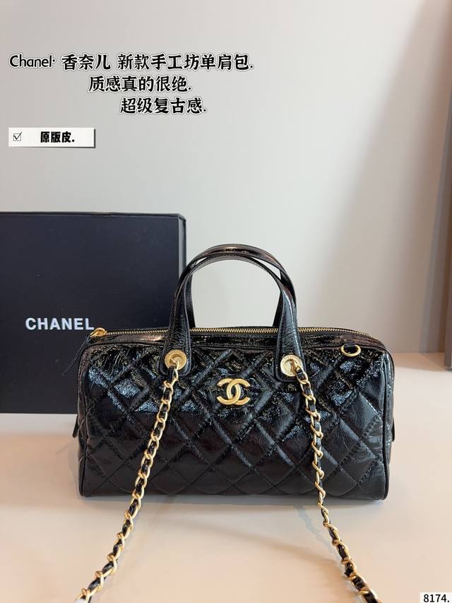 纯皮. 香奈儿Chanel 康鹏中古波士顿 令人一眼钟情双C Logo太吸睛了 经典又特别 康鹏皮质很耐用哦 不论单肩斜挎是真香～又酷又随意 是漫不经心的酷女孩