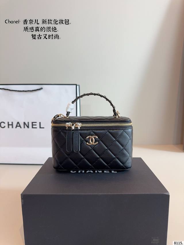 配礼盒 Chanel 香奈儿 化妆包 时时刻刻展现最美的你。可单肩，斜挎，尽显女人优雅气质 是一款超级百搭的休闲链条包尺寸 ：17*8*10Cm