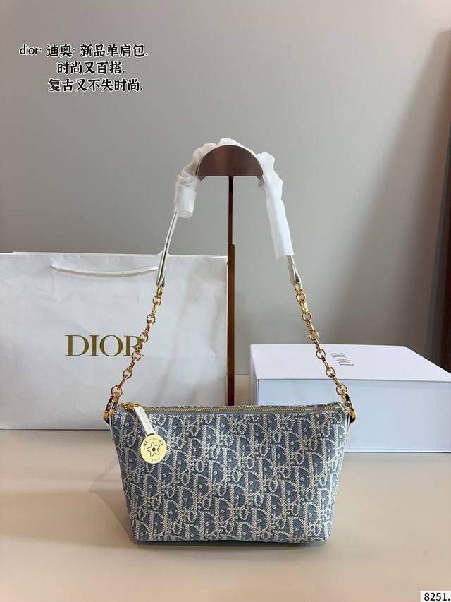 配礼盒. 迪奥Dior 腋下饭盒包 包型太可爱了 容量非常可，日常通勤都没问题 可咸可甜 质感满分 工艺非常讲究 细节立体感拉满尺寸：22*10*14Cm