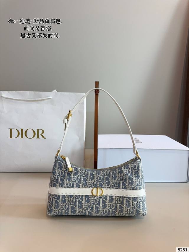 配礼盒. 迪奥 Dior Wander Lust新款腋下包 方正的设计，复古的质感 藏蓝色老花作为Dior经典的颜色，搭配任何风格的衣服都毫无压力，四季皆宜。