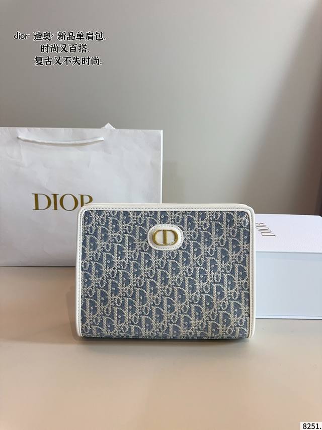 配礼盒. Dio 新品 洗漱包 采用专柜御用原双版面绣花老料 迪奥的Oblique复印古花图案早在上世纪六十年代在就巴黎时装周里掀热起潮 不同的如是今大家伙儿的