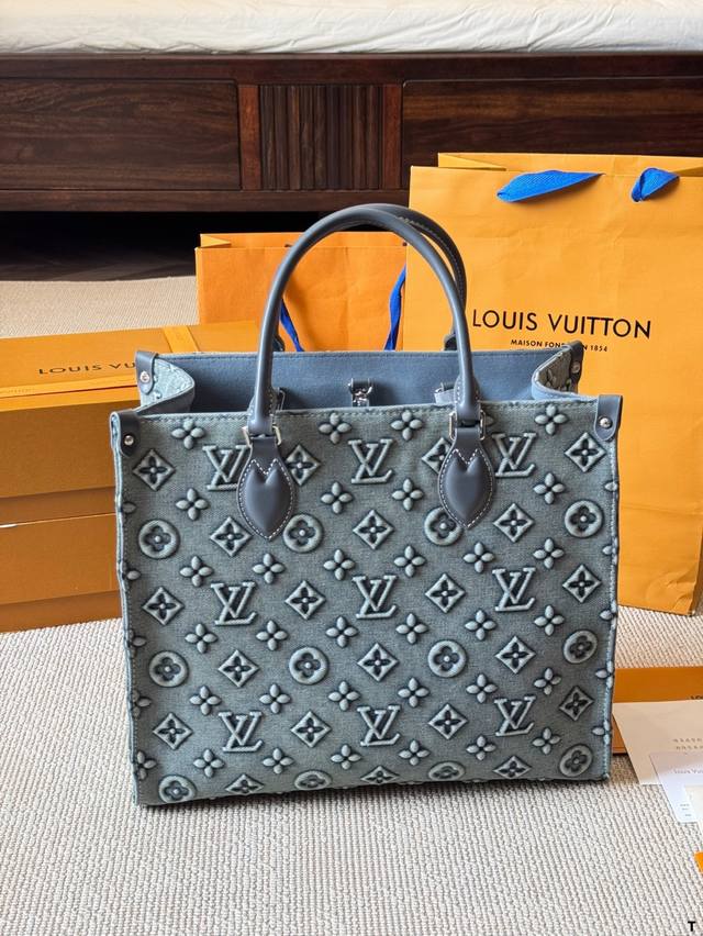 Lv Onthego 新款丛林包 Onthego绝对是通勤工具包必备单品之一轻盈容量大百搭最最关键不娇气小号的尺寸刚刚好也不像老花的容易撞款 尺寸35Cm