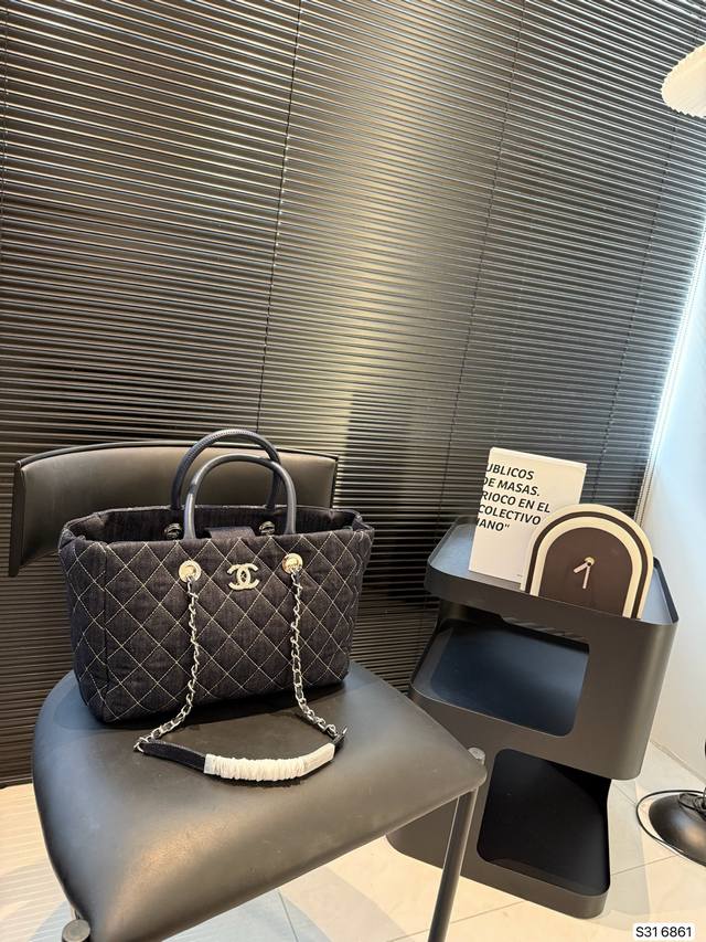 香奈儿牛仔垃圾袋 经典的牛仔搭配做旧的风格，看上去好有质感！看一眼就喜欢，随意感才是香奈儿托特的特点哦！尺寸：30 22 货号6861