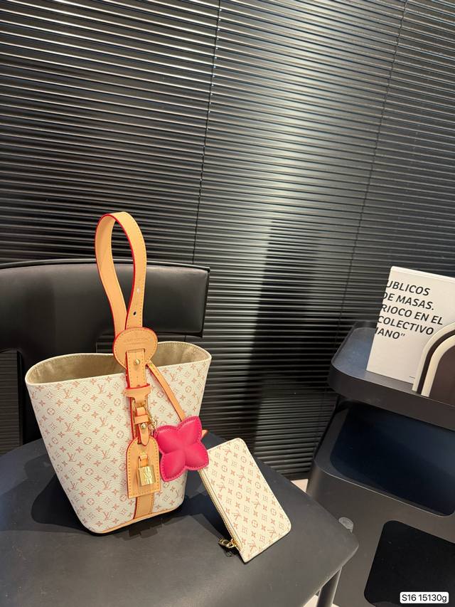 Lv All In Bb 水桶 新品沙丘色Allinbba来了浅色好适合夏天5月新品 自带玫红色小挂件#戳中我的心巴 热门的包款添加美丽的新色简直锦上添花 尺寸