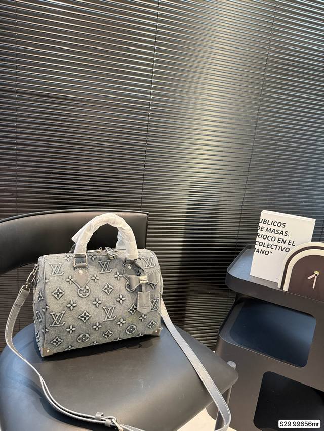 丹宁牛仔系列新款来袭！新款牛仔绝美！ 火热的丹宁牛仔季 非常适合休闲风穿搭，慵懒风 尺寸27 19 货号99656