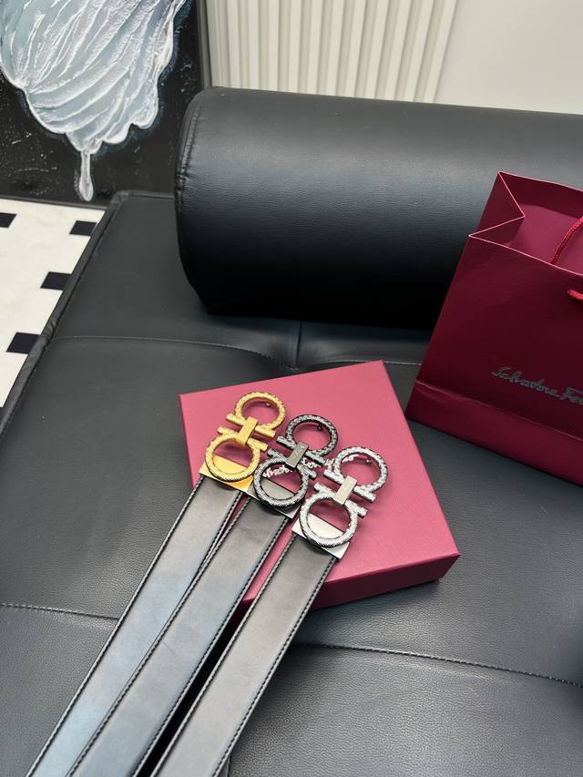 升级版 菲拉格慕！ ！高版本，全钢头 腰带 嘿哈 原单牛皮皮带～热门款 皮带里面最火的啦～质量很好 全套包装！五金绝对不褪色 皮带头和专柜一样的哦～ 配礼盒手提