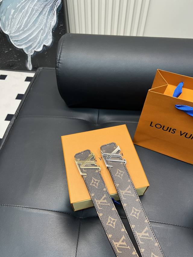 升级版 Lv！ ！高版本，全钢头 腰带 嘿哈 原单牛皮皮带～热门款 皮带里面最火的啦～质量很好 全套包装！五金绝对不褪色 皮带头和专柜一样的哦～ 配礼盒手提袋发
