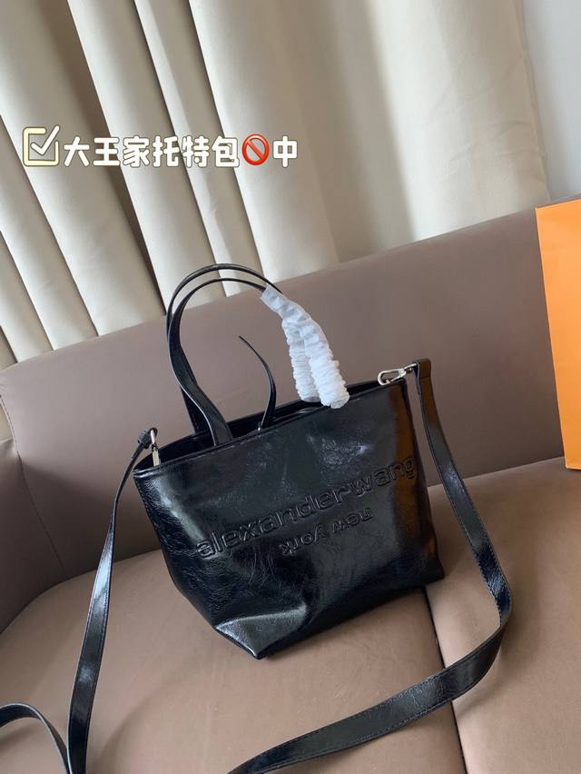 中号 大王家最爱的一款包包终于到货啦 包超级柔软，容量大自重轻，性价比超高，是打工人通勤必备的一款包包，快冲 尺寸18*19