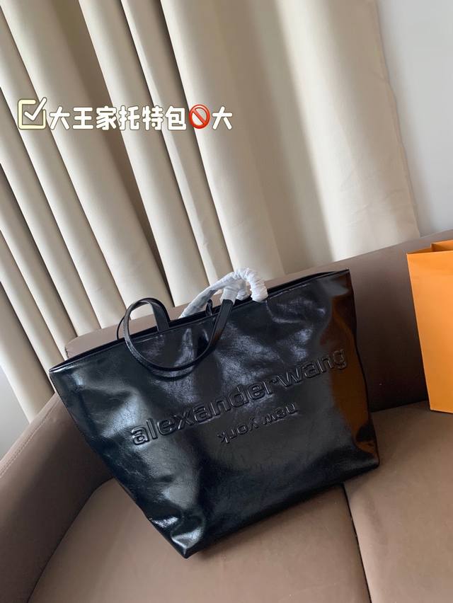 大号 大王家最爱的一款包包终于到货啦 包超级柔软，容量大自重轻，性价比超高，是打工人通勤必备的一款包包，快冲 尺寸31*30