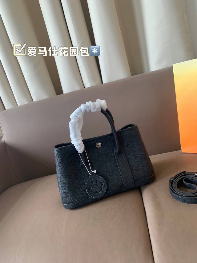 中号 爱马仕花园包 一包难求 Hermes 花园包强势来袭！花园包的出圈不是偶然啊，非常经典的购物袋包型，大小也正好满足你对一款购物袋的要求，超级能装货的一款包