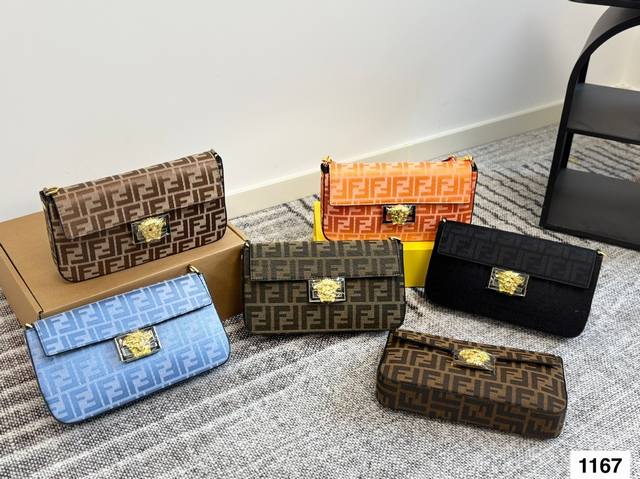 Fendi芬迪 范思哲联名法棍包终于Get了 本来以为不会对什么包包心动了，近来又被芬迪这只法棍包给戳到了显白又精致，而且超好 搭配 最重要的是不挑衣服，不挑身