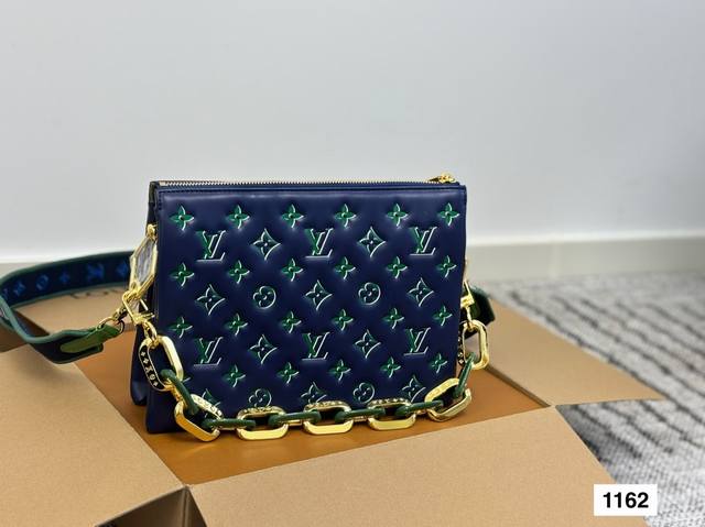 大号 你全套礼盒 Lv Coussin 抱抱包 牛皮版本 最爱的黑白Look来啦 柔软的小羊皮质地让我拿上手的那一刻就爱上了它的触感 包包内里很多小隔层 让各种