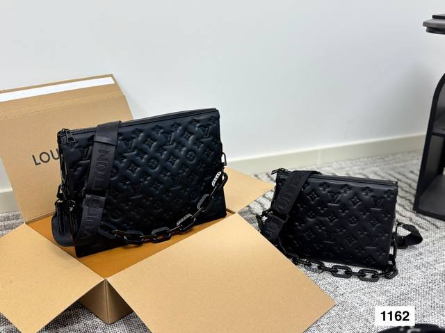 Lv Coussin 抱抱包 最爱的单宁牛仔出货啦 地让我拿上手的那一刻就爱上了它的触感 包包内里很多小隔层 让各种私人物品各归其位 这款包具有独特的风格 甜酷