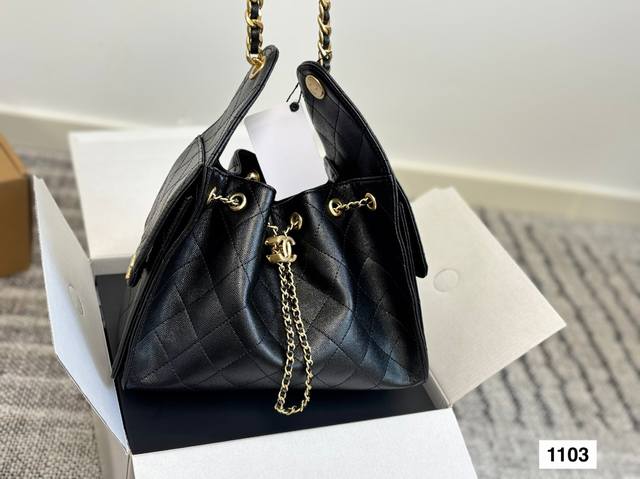 配盒 Chanel 25S Hobo小号真绝绝子 今年香香25S系列简直美爆... 这只Hobo是个小号尺寸个人觉得比较日常 鱼子酱的质感颗粒没这么重反而很细腻