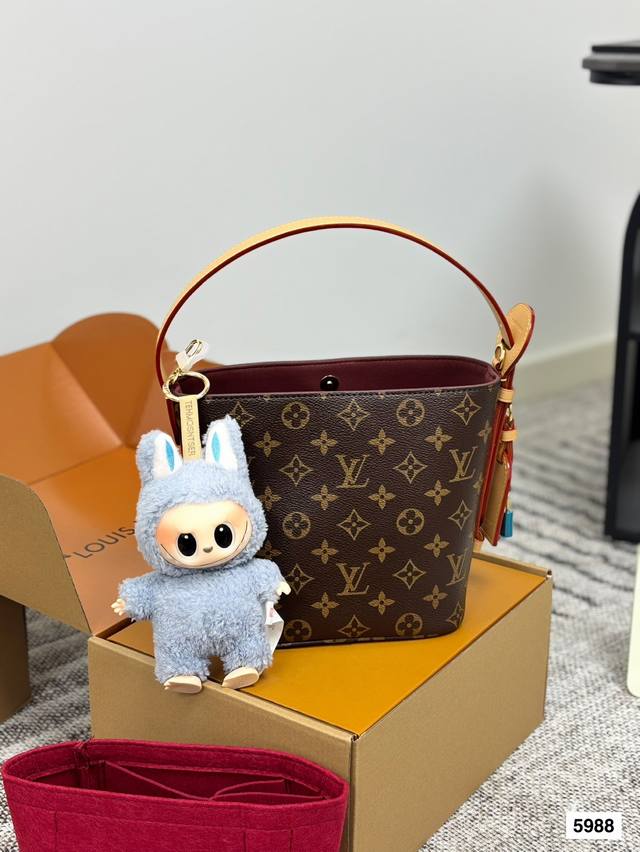 礼盒配挂件 Lv All In Bb百变小水桶也太可爱了吧一款包包,三种造型,能手拎单肩斜挎 怎么会有这么可爱的包包呢 包身硬挺不至于软塌没型 随手往桌子上面一 礼盒配挂件 Lv All In Bb百变小水桶也太可爱了吧一款包包,三种造型,能手拎单肩斜挎 怎么会有这么可爱的包包呢 包身硬挺不至于软塌没型 随手往桌子上面一