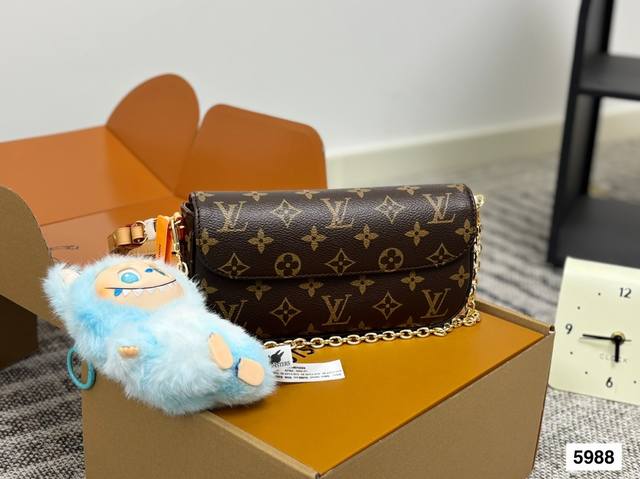 配盒配挂件 Size：22*12Cm L家 新晋爆款Ivy Woc 这个版本很难得哦！抓紧抓紧！ 出道即巅峰 双链条设计的麻将包 可斜挎可单肩可手提 内置卡槽