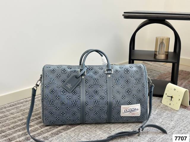 超酷中Lv Keepall老花牛仔旅行袋 Lvkeepall 出差旅行最常用的一只包 这是超酷的一只包 可以做健身包，也可做旅行袋 容量超级感人非常的实用 出差