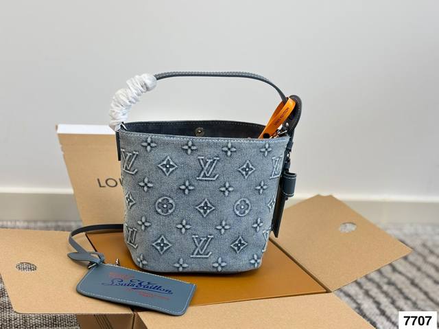 Allinbb真的颜值与高级并存出片极具氛围感有人懂Allinbb吗 真的好好看 除了颜值以外实用性也很强 一年四季都在背超级百搭 这个尺寸算是黄金了 大个子小