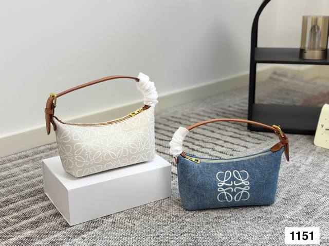 礼盒 罗意威 新款牛仔饭盒包 跟上这波风潮 太可爱了啊啊 复古才是真正上头的！ 新款 饭盒包！ 尺寸：19 11