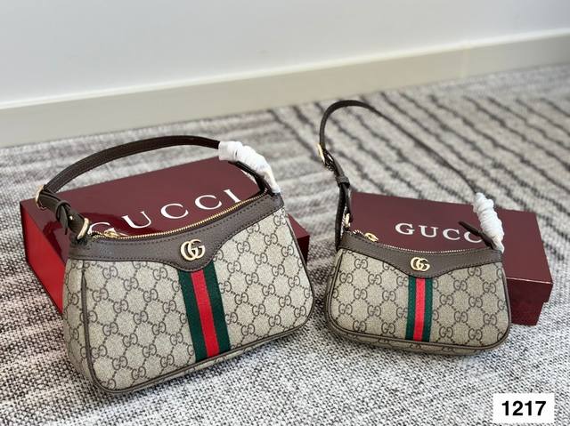 礼盒 酷奇腋下包 背在腋下不大不小 不光有可人外表 空间也很喜人 更是百搭 一年四季都好背 让你秒变时髦精 尺寸：大号26 15 小号20 10