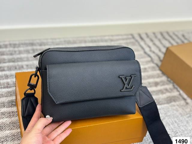 配盒子 Lv中古，包你心动，Musette Tango她是自由的解码器更是彰显个性的街拍萌宠背上她，就是要告诉世界除了再美一点有的还是解放双手得轻松和自由。尺寸