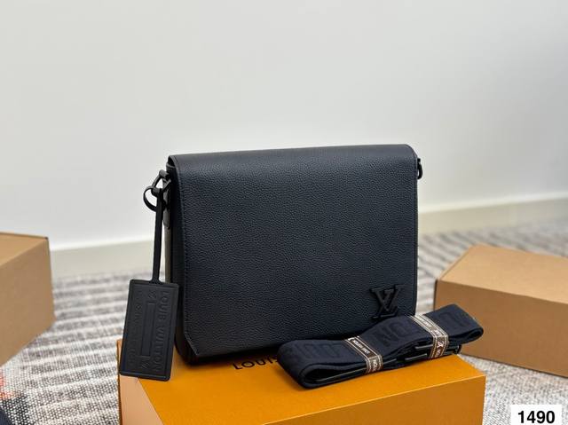 配盒子 Lv中古，包你心动，Musette Tango她是自由的解码器更是彰显个性的街拍萌宠背上她，就是要告诉世界除了再美一点有的还是解放双手得轻松和自由。尺寸