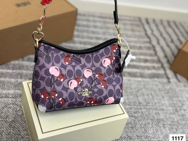 配盒 迷你蔻驰托特包，除了好看还是好看，托特包造型简单又好用关键是超好看，轻便，缤纷又结实。分分钟成为街上最具回头率的时尚单品！尺寸：20 16