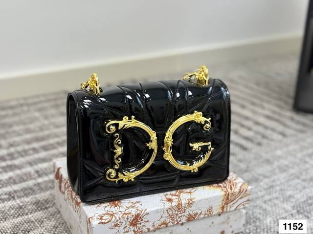 配盒子 Dg杜嘉班纳链条包 包包实在是太太太温柔了， 拿在手上少女感十足，仿佛时间停滞在听你诉说你们的故事~高级感满满 #杜嘉班纳Dg 尺寸21.5 14