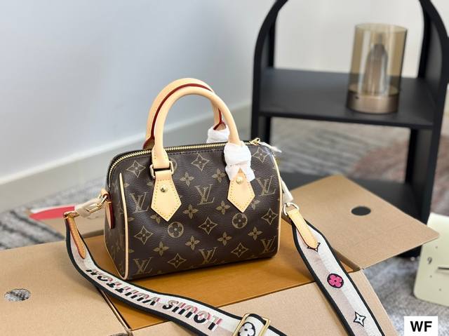 Lv Speedy20枕头包 新款Speedy20,宝藏尺寸,因为20的尺寸不大也不小,容量也特别 对于嫌弃Speedy25太大,Nano16Cm 又太小的姐妹 Lv Speedy20枕头包 新款Speedy20,宝藏尺寸,因为20的尺寸不大也不小,容量也特别 对于嫌弃Speedy25太大,Nano16Cm 又太小的姐妹