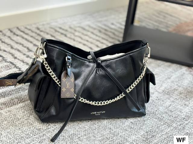 Carryalldark 手袋 本款 Carrvall Dark 中号手袋以柔软羊皮革塑造时尚慵懒 廓形为 春夏秀场造型增添瞩目姿彩抛光金属件与 触感良好的微皱