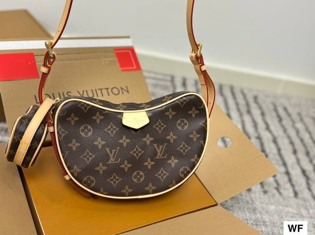 背上它大家都要夸 Lv Monogram牛角肩带可以调节豌豆包配多多一个的挂件小包 和女儿去一起背 也是不错的呢 单肩带背在腋下不大不小，外表可爱，空间也很喜人