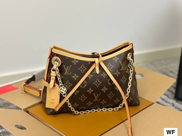 新的Carryall Bb 鲶鱼须子和大金链子宝宝们形容的太贴切了 Lv配金链子真的好看 小小咩觉得新版Carryall变可爱 了，而且不喜欢大包的姐妹这个就没