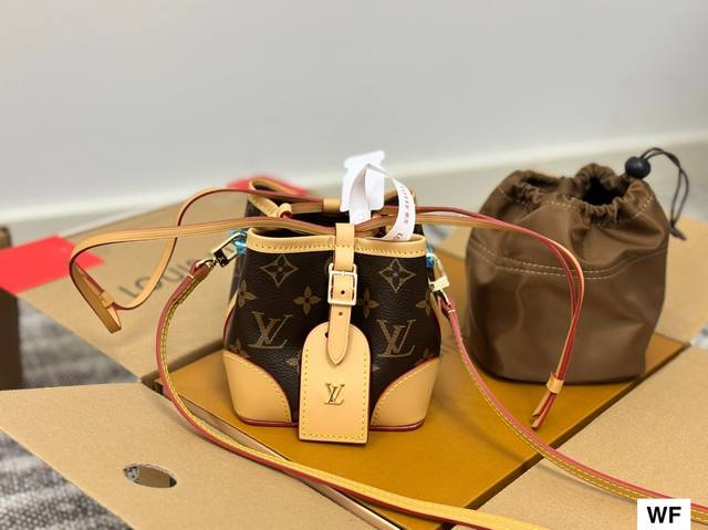 配飞机盒折叠盒子 欧阳娜娜同款Lv小烧麦包Mini超可爱 Mini小水桶包的形状 宛如一个小烧麦Lv经典老花+牛边饰边+抽绳封口设计可以向两边收紧也可以向两边延