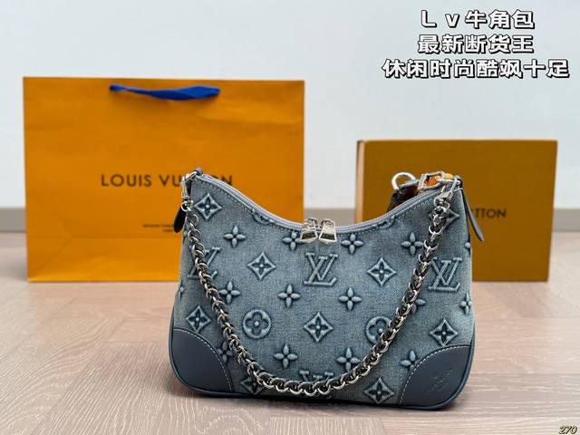 Lv牛角包 最新断货王,听我的一定要入,已经帮你们去对比过了, 直接省了一万多的最新牛货!柜上最新款,最最最好看的新款牛角包!! ! 包型中等大小,正合适,容量 Lv牛角包 最新断货王,听我的一定要入,已经帮你们去对比过了, 直接省了一万多的最新牛货!柜上最新款,最最最好看的新款牛角包!! ! 包型中等大小,正合适,容量