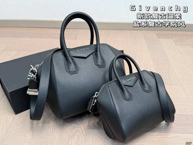 纪梵希Givenchy新款包包 复古温柔的感Jiao 太有存在感了 知性优雅的味道 容量很Nice 尺寸：27 18 22 15