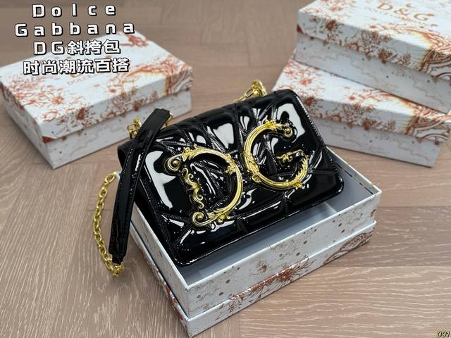 配盒 Dolce & Gabbana 杜嘉班纳Dg斜挎包 尊贵典雅的外形优质面料 奢华至极 与生俱来的英伦气息 高端品质独家订制 尺寸： 21 14