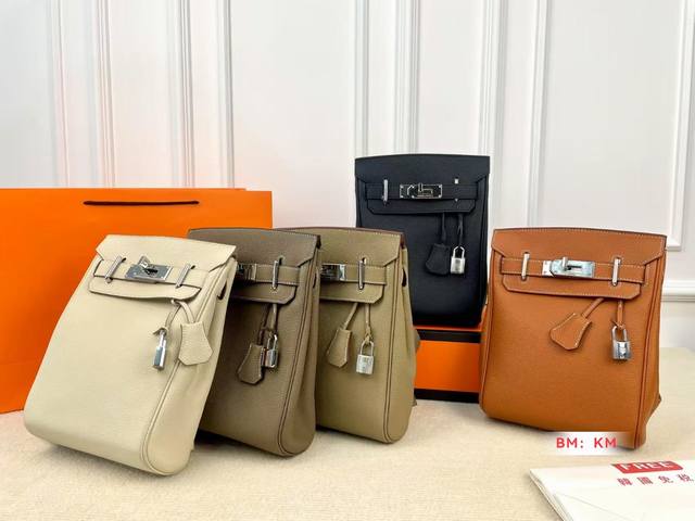 配折叠礼盒 头层牛皮 爱马仕 Hac A Dos 爱马仕很适合男生的包其实挺少的但是Hac真的很适合男生最实用的男包颜值也抗打 无论是斜挎还是当胸包都很舒服拿H