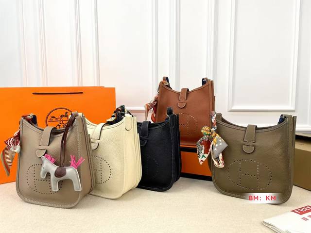 配折叠礼盒 爱马仕伊芙琳 Evelyne 独家定制版本 进口皮胚 不是市面普通版本 绝对的性价比超高 小巧轻便容量足 尺寸:21*23 配折叠礼盒 爱马仕伊芙琳 Evelyne 独家定制版本 进口皮胚 不是市面普通版本 绝对的性价比超高 小巧轻便容量足 尺寸:21*23