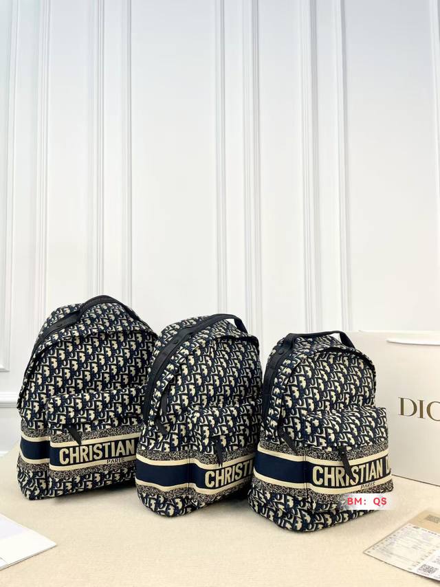 小号 中号 大号 迪奥 爆款双肩出货 新款 男女背都好看 作为一只合格的双肩包 一定要好看 舒适 耐造 背包比较大 远途旅行带它准没错 也是学生党的最佳选择 超