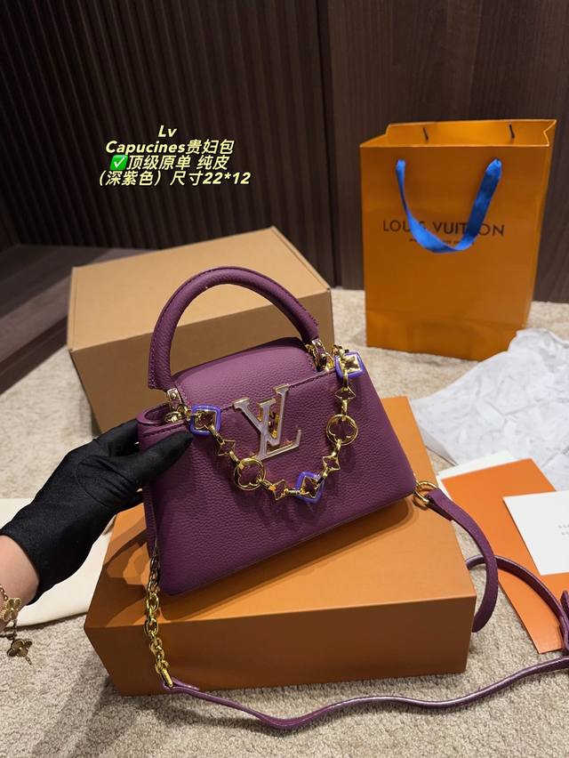 纯皮 折叠盒尺寸22*12 Lv Capucines贵妇包 贵妇包 金色扣五金，超繁琐制作工 序，女王范儿必备，经典大Logo 设计，结合Monogram经典小
