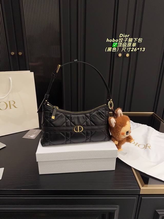 纯皮 配盒配挂件40尺寸26.13 迪奥 Dior Hobo饺子腋下包 喜欢腋下包的有福啦 Dior新出的这款迷你单肩水饺包 性价比极高！线条自然流畅 有黑色皮