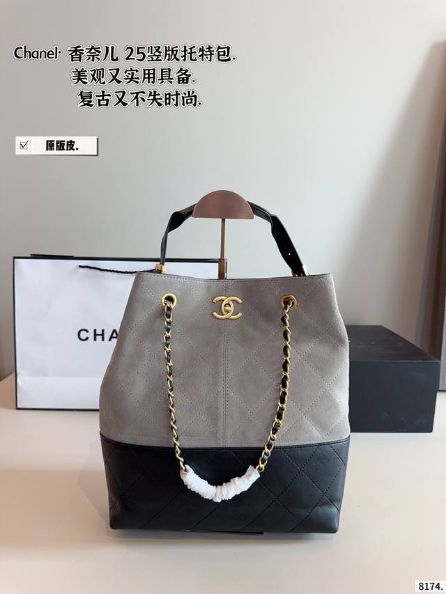 纯皮. Chanel香奈儿 新款Hobo 麂皮绒购物袋手提包 超级喜欢它简单有质感的设计， 上身性感而帅气，很能装而且方便啊！ 无敌时髦洋气～尺寸：28*10*