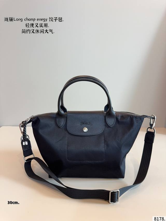 Longchamp珑骧 饺子包 干干净净 简简单单 搭配休闲风的穿搭 舒适又有活力尺寸30*15*24 24*15*20 15*9*13Cm Longchamp珑骧 饺子包 干干净净 简简单单 搭配休闲风的穿搭 舒适又有活力尺寸30*15*24 24*15*20 15*9*13Cm