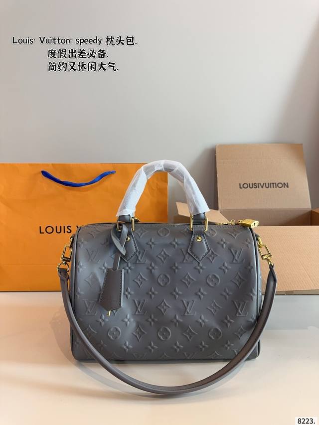 无盒. Lv Speedy 联名枕头包 Logo超级耐看 质感气质拉满 大气，休闲百搭，也是我入手主要原因，搭配小羊皮软嫩软嫩的材质，总之是可以驾驭通勤、休闲各