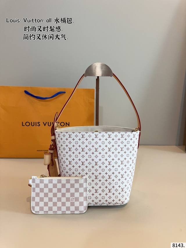 配礼盒. Lv All Inbb 水桶包 氛围感满满的一款 任何搭配都能够轻松驾驭 低调有质感 容量也很可尺寸：17*12*18Cm