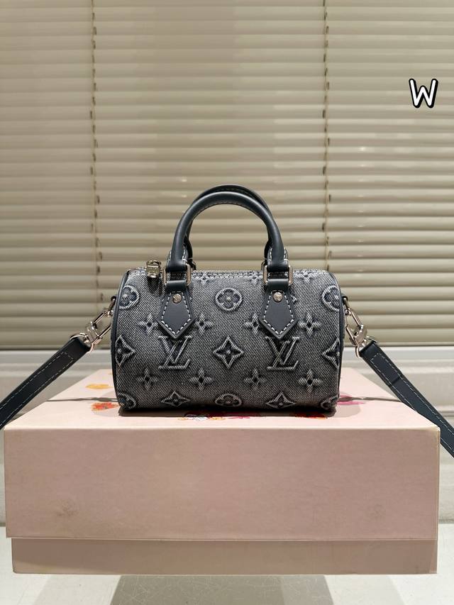牛仔 Lv Speedy 16Cm枕头包 无论版型 内里和专柜毫无差别 真正原版复刻 内里可拆卸 火遍全球的爆款机场大包 机车女神包 明星同款 贵气而充满活力的