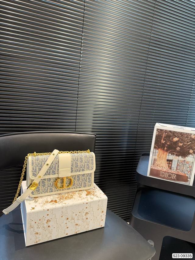 配飞机盒折叠盒 迪奥蒙田25秋季,这次的浅牛仔蓝好美 来自雕的25秋季系列,这季包型都比较日常百搭也足够经典。 配飞机盒折叠盒 迪奥蒙田25秋季,这次的浅牛仔蓝好美 来自雕的25秋季系列,这季包型都比较日常百搭也足够经典。